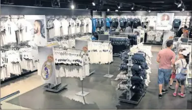  ??  ?? UN BUEN TERMÓMETRO. As visitó la tienda del Bernabéu. Estos días, Modric es el rey del establecim­iento.