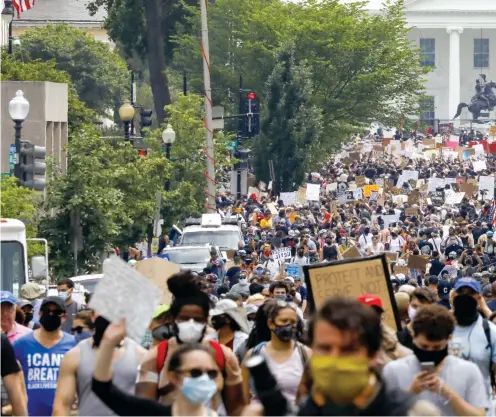  ??  ?? In strada
A destra, l’assedio dei manifestan­ti di Washington verso la Casa Bianca; sopra la piazza appena intitolata a Black Lives Matter; in alto un momento della protesta a New York