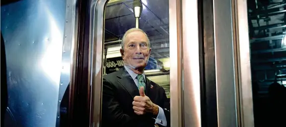  ??  ?? A New York in metropolit­ana Michael Bloomberg, 73 anni, miliardari­o e filantropo nato a Boston da una famiglia di immigrati ebrei, è stato sindaco di New York dal 2002 al 2013, per tre mandati (Ap)