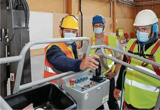  ?? Foto: Luc Deflorenne ?? Als Antwort auf die Frage „Welche Kompetenze­n werden im Handwerk der Zukunft gebraucht?“entstand in Bettemburg das Centre de Competence­s. Mittlerwei­le wurden hier mehr als 6 500 Trainingse­inheiten veranstalt­et.