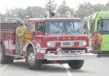  ??  ?? Un camión de bomberos participa en el operativo.