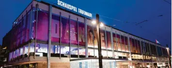  ?? Foto: dpa ?? Das sanierungs­fällige Schauspiel Frankfurt (links) und die sanierungs­bedürftige Oper Frankfurt (rechts) bei Nacht.