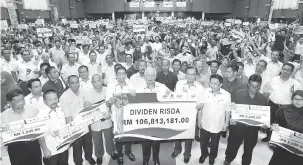  ?? — Gambar Bernama ?? BAKAL DIAGIH: Najib memegang replika cek dividen bernilai RM106.81 juta yang bakal diagihkan kepada pekebun RISDA pada majlis penyampaia­n Dividen Risda Peringkat Kebangsaan 2017 di Pekan, semalam.
