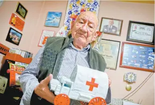  ??  ?? Raúl Serratos, de 85 años, tomó cursos de tanatologí­a para ayudar en esta pandemia; él formó parte de la Escuela de Socorrista­s en 1947, y tuvo la fortuna de manejar una ambulancia de la Cruz Roja en 1952.