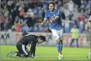  ??  ?? El paraguayo Jorge Benítez celebra luego del segundo gol celeste