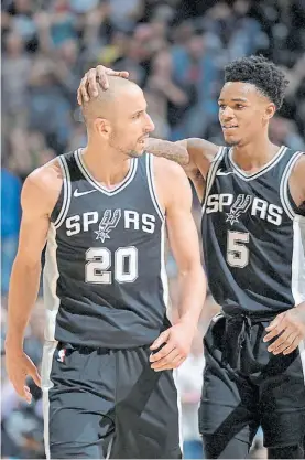  ?? @SPURS ?? Admiración. “Quedate, Manu”, parece decirle Dejounte Murray.