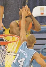  ?? ASSOCIATED PRESS FILE PHOTOS ?? BOTTOM: Michigan’s Chris Webber, top, calls a time out with none remaining in the 1993 NCAA Tournament championsh­ip.