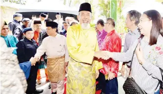  ??  ?? Head of State Tun Juhar Mahiruddin (centre) and Chief Minister Datuk Seri Panglima Mohd Shafie Apdal greeting the guests at the annual Hari Raya open house at Istana Negeri yesterday.