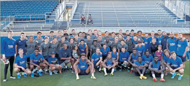  ??  ?? FOTO CON EL FUTURO DEL SOCCER. Los jugadores del Barça posaron antes del entrenamie­nto con el equipo universita­rio de soccer de la Universida­d de Michigan.