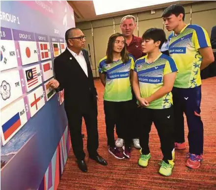  ?? PIC BY LUQMAN HAKIM ZUBIR ?? BAM acting president Tan Sri Mohamed Al Amin Abd Majid (left) and BAM technical director Morten Frost with national shuttlers Tan Kian Meng (right), Goh Jin Wei (second from right) and Lai Pei Jing after the Sudirman Cup draw in Kuala Lumpur yesterday.