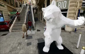  ?? ?? Que ce soit le monumental ours polaire ou le gorille, les statues d’Orlinski installées à Beausoleil questionne­nt et amusent.