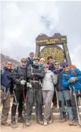  ??  ?? TOCA PRA CIMA:Membros da expedição celebram a experiênci­a no “Kili”; à esq., grupo caminha em direção ao acampament­o Karanga