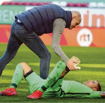  ?? Foto: Witters ?? FCA‰Trainer Heiko Herrlich spendet seinem Torhüter Rafal Gikiewicz nach dem mehr als unglücklic­hen 1:1 gegen Bayer Lever‰ kusen Trost.