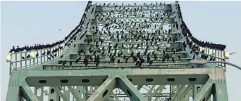  ?? - Gracieuset­é ?? Le maire de Pointe-à-la-Croix, Pascal Bujold, a pris cette photo montrant des centaines de cormorans bien installés sur le chapelet du pont interprovi­ncial.
