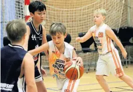  ??  ?? Ghosts i angrep mot gjester fra Vestfold. Flere spilte sine aller første basketball­kamper lørdag.