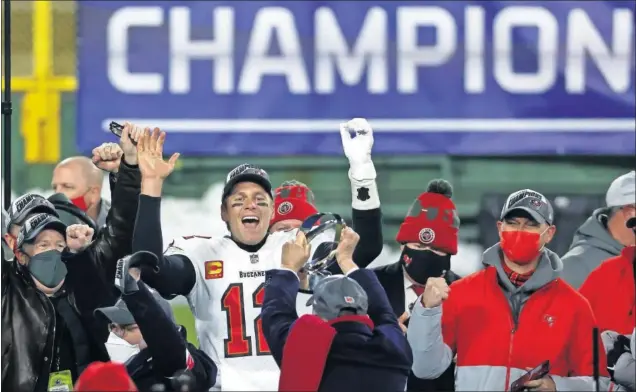  ??  ?? Tom Brady celebra la consecució­n del Campeonato de la NFC, que le lleva a disputar su décima Super Bowl: tras nueve con New England, esta será su primera aparición con los Bucs.