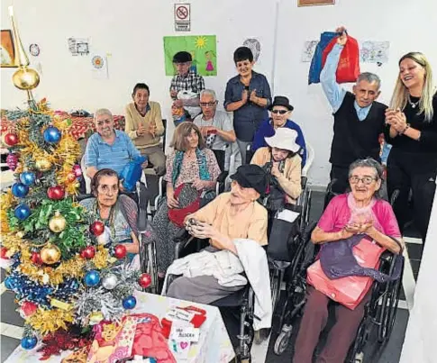  ??  ?? 1. En una residencia geriátrica privada de Río Segundo, Melania Cort y Josefa Lauber se adelantan a la Navidad y entregan los regalos pedidos. 2. Néstor lo pidió y lo consiguió: feliz con sus zapatillas nuevas deportivas. 3. María, con un bonito collar...