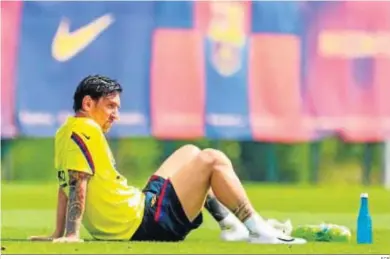  ?? FCB ?? Messi descansa al término del último entrenamie­nto del cuadro azulgrana.