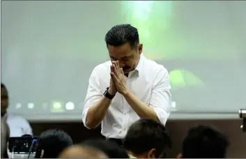  ?? AP PhoTo/AChmAd IbrAhIm ?? Founder and owner of Lion Air Rusdi Kirana bows in front of relatives of the victims in the crashed Lion Air jet during a press conference in Jakarta, Indonesia, on Monday.