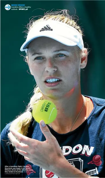  ?? ANDREW CORNAGA/PHOTOSPORT ?? After a marathon flight, Caroline Wozniacki was happy to let Serena Williams attract all the attention when they landed at Auckland.