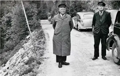  ?? FOTO: KRIPOS ?? UP var på plass på riksveien i 1938 også. Det samme var de lokale tjenesteme­nnene lensmann Juel Lund (t.v.) og sønnen Olaf. Olaf Lund ble senere lensmann som faren. «Kanskje det ikkje vart så travelt?» skriver forfatter Leonhard Jansen.