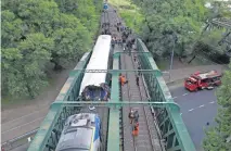  ?? ?? Vista aérea del personal de emergencia trabajando en el punto donde chocaron dos trenes, en Buenos Aires.