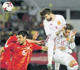  ?? FOTO: AP ?? Piqué y Sergio Ramos pugnan por un balón ante la selección de Macedonia