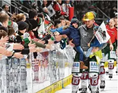  ?? Foto: Siegfried Kerpf ?? Kapitän Steffen Tölzer feiert mit den Fans den 4:3 Heimsieg gegen Wolfsburg. Am gestrigen Sonntag ging der AEV in Schwenning­en leer aus.