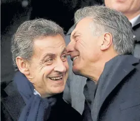  ?? REUTERS PRESIDENCI­A ?? Tribuna. Ex presidente francés Sarkozy y Macri en el partido de fútbol.