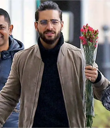  ??  ?? Amor y flores. Maluma y su chica ya habían asistido a la gala de la Fundación Global Gift, que tuvo, en México, a Eva Longoria como gran anfitriona.