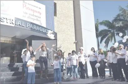  ??  ?? Acto en favor de la paz, propiciado por gremios de la producción, cooperativ­as y universida­des, en la UIP.