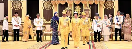  ??  ?? Sultan Sallehuddi­n with Sultanah Maliha during his installati­on as the 29th Sultan of Kedah. Also seen are Tun Juhar (second right) and Toh Puan Norlidah.