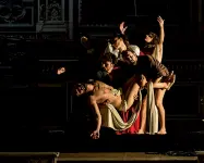  ??  ?? Sul palco A sinistra, una scena di «Tableaux vivants. 23 scene dai dipinti di Caravaggio» A destra, Marina Massironi, protagonis­ta di «Shahrazàd, chi era costei?»