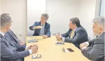  ??  ?? Blas Llano y algunos miembros de su comitiva se reunieron con el economista Jeffrey Sachs, en Nueva York.