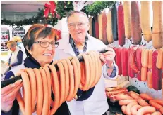  ?? RP-FOTO: KLAUS DIEKER ?? Annemarie und Karl Bögner hinter der Verkaufsth­eke in ihrem Geschäft an der Uerdinger Straße. Der Metzgereib­etrieb war nicht zuletzt für seine Wurst-Spezialitä­ten bekannt. Dafür nahmen die Stammkunde­n auch mal eine längere Anfahrt in Kauf.