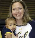  ?? PHOTO/MARCIO JOSE SANCHEZ ?? In an Aug. 30, 2017, photo, California women’s basketball coach Lindsay Gottlieb holds her then-6-month-old son, Jordan, during NCAA college basketball practice on the campus. Gottlieb says she appreciate­s the apology. AP