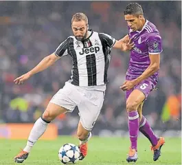  ??  ?? Choque de grandes. Higuaín y Varane en Cardiff, en Real-Juventus.