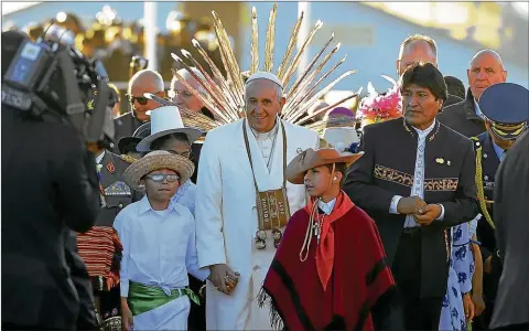  ??  ?? ILUMINADO. Con el presidente Evo Morales durante la visita a Bolivia en julio de 2015, cuando también pasó por Ecuador y Paraguay.