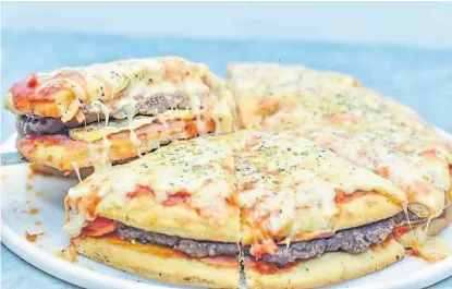  ??  ?? Hamburpizz­a. Un menú increíblem­ente rico que junta la pizza de mozzarella y la hamburgues­a.