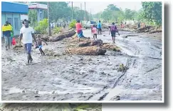  ?? ?? People out and about inn Port Vila after the aftermath of Cyclone Judy.
Photo: World Vision via RNZ