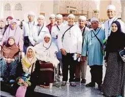  ??  ?? NUURUN bersama kumpulan umrah.