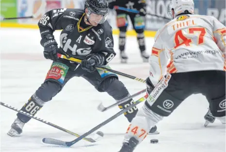  ?? FOTO: FELIX KÄSTLE ?? Andreas Driendl (li., gegen Kaufbeuren­s Alexander Thiel) hat in der Vorbereitu­ng für die Ravensburg Towerstars noch nicht glänzen können.