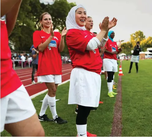  ?? Foto: Alexa Vachon ?? Kickerinne­n der »Champions ohne Grenzen« (ChoG) am Spielfeldr­and