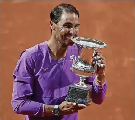  ?? REUTERS ?? Sein zehnter Turniersie­g in Rom: Rafael Nadal mit dem Siegerpoka­l.