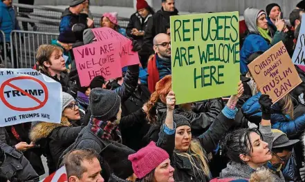  ?? STEPHANIE KEITH/AFP ?? Revolta. Americanos protestam contra a detenção de refugiados muçulmanos no aeroporto JFK, em Nova York