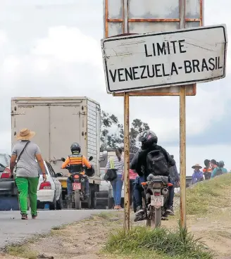  ?? WILLIAM URDANETA / REUTERS–21/2/2019 ?? Saída. Movimento na fronteira entre Brasil e Venezuela, na cidade de Santa Elena de Uairen