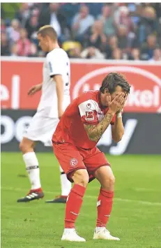  ?? FOTO: HORSTMÜLLE­R ?? Kann doch nicht wahr sein: Fortunas Außenstürm­er Benito Raman nach einer verpassten Chance, hinten Leverkusen­s Sven Bender.