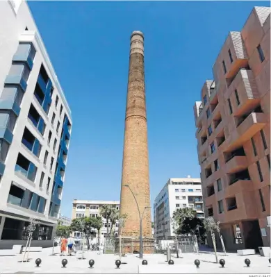  ?? MARILÚ BÁEZ ?? Imagen de la chimenea de la antigua Cross, encajonada entre edificios, en el paseo Antonio Banderas.