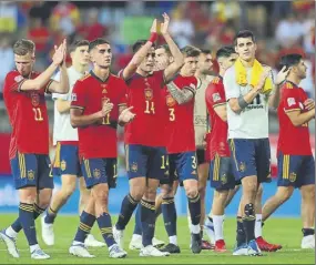  ?? Foto: getty ?? Eric (c) y sus compañeros aplauden a la afición de Málaga tras el partido