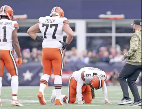  ?? Tribune News Service ?? Cleveland Browns quarterbac­k Baker Mayfield is slow to get up after a play against the New England Patriots in the
second half Sunday in Foxborough, Mass.